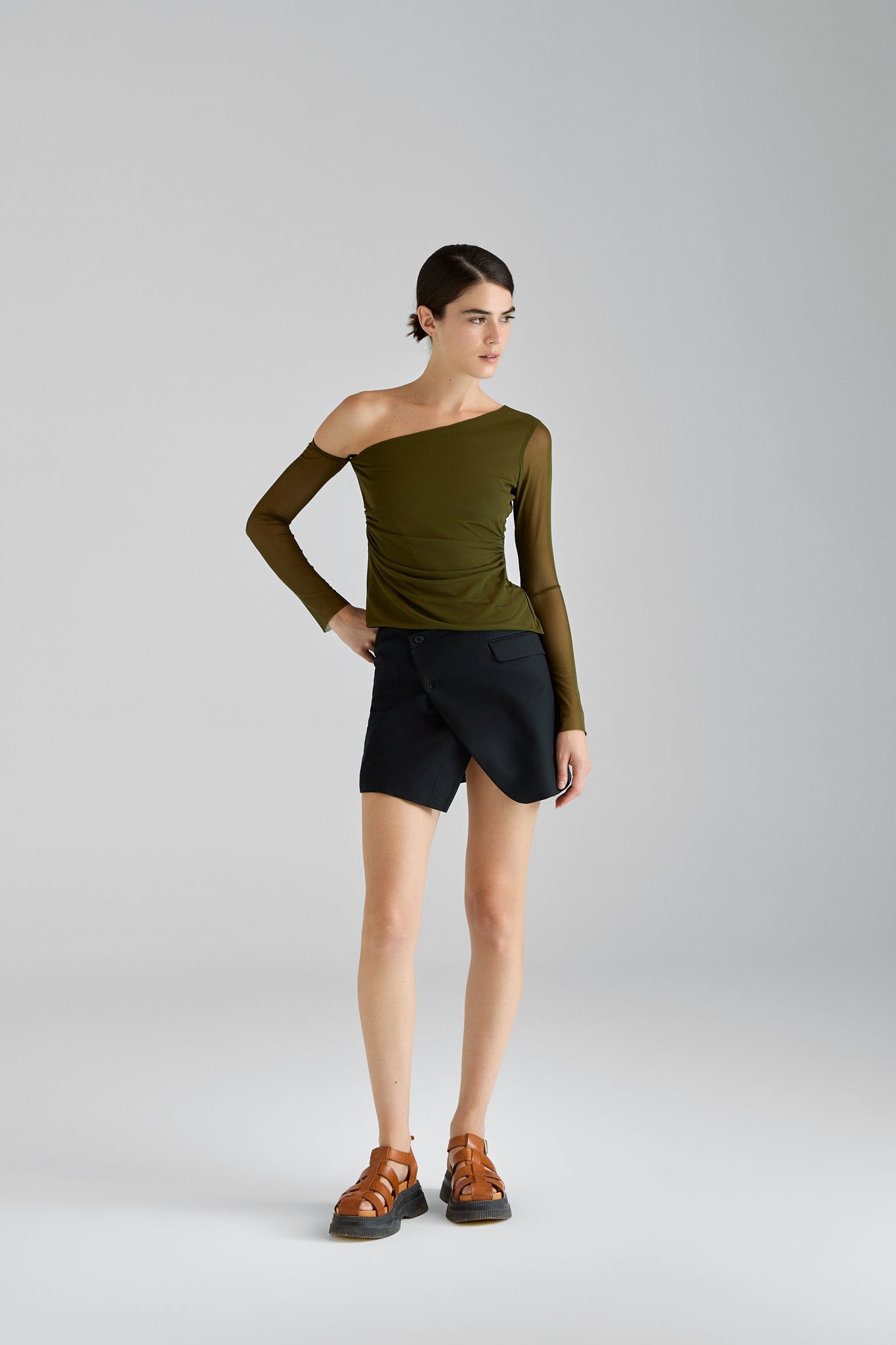Nicola / An overlapping closure mini skirt