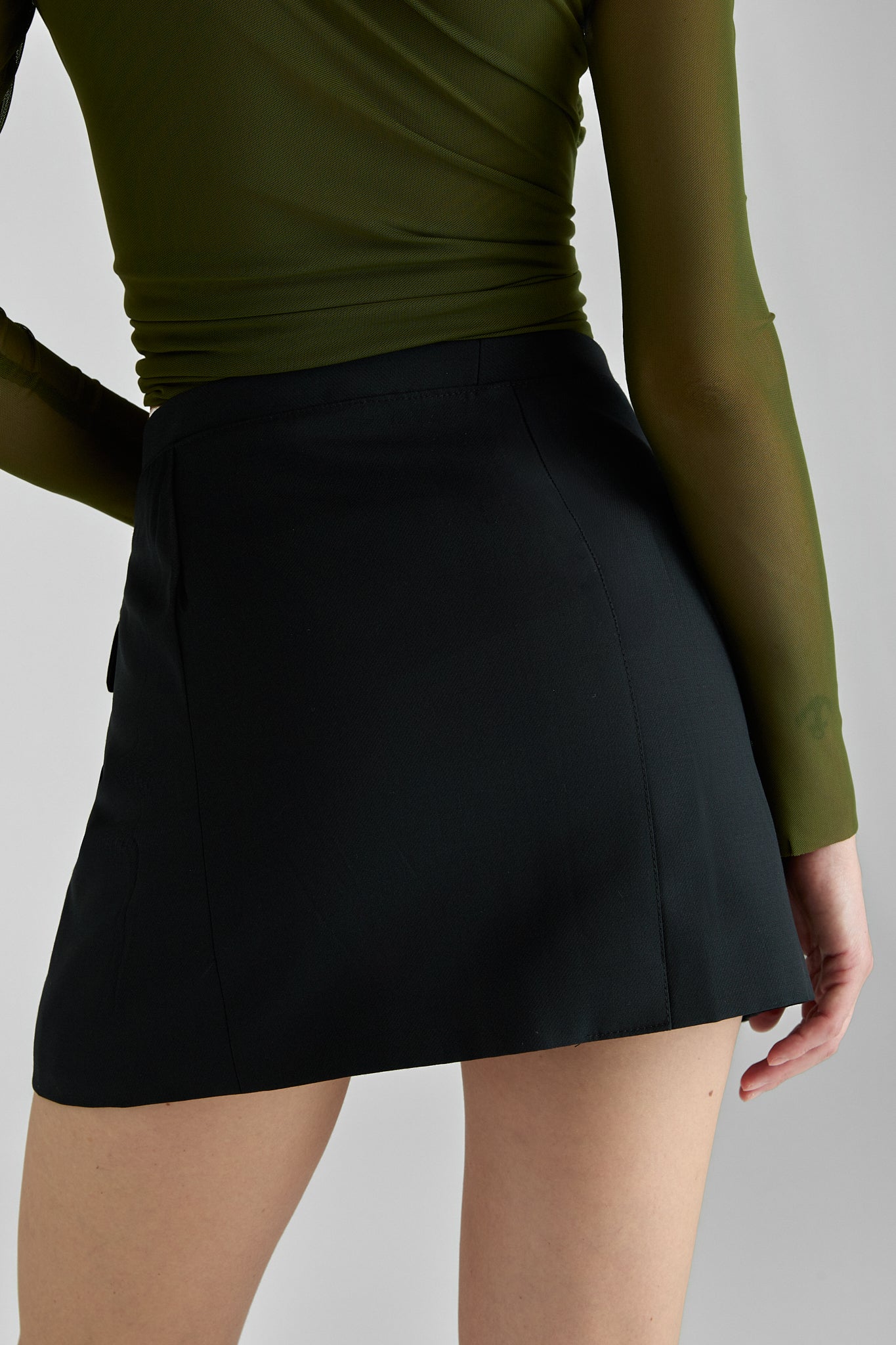 Nicola / An overlapping closure mini skirt